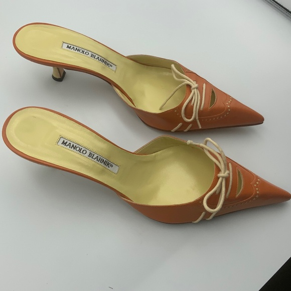 MANOLO BLAHNIK HAND MADE LEATHER KITTEN HEEL - Picture 1 of 6